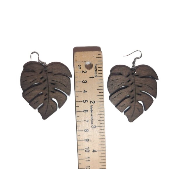 ❤️ 4/$20 New Monstera leaf earrings Brown wood lightweight 3" dangle Boho plant - Picture 5 of 5